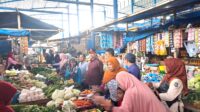 Sekda Bombana Man Arfa saat melakukan Sidak di Pasar Tadoha Mapaccing