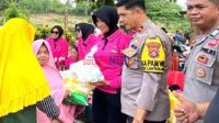 Kapolsek Lantari Jaya, IPDA Prasetyo Nento bersama Bhayangkari saat melayani warga