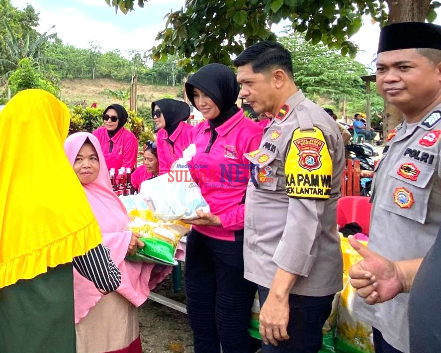 Kapolsek Lantari Jaya, IPDA Prasetyo Nento bersama Bhayangkari saat melayani warga