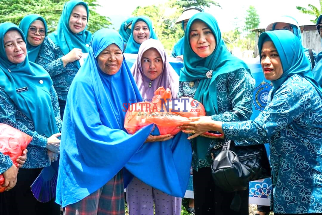 Pj. Ketua TP-PKK Kolut Nina Harini Yuniarti Sukanto saat menyerahkan paket sembako kepada warga