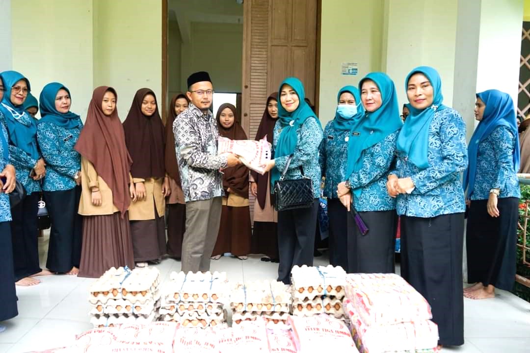 Pj. Ketua TP-PKK Kolut Nina Harini Yuniarti Sukanto saat menyerahkan paket sembako kepada Pengurus Ponpes
