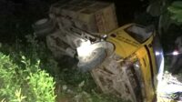 Mobil Truk DLH Bombana yang terbalik