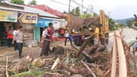 Personil dari DLH dan Polres Bombana saat membersihkan sampah akibat banjir
