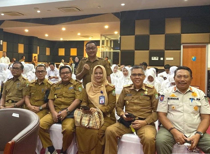 Kepala Dinas Lingkungan Hidup Kabupaten Bombana, Drs. Alimuddin (Berdiri di Belakang Para Kadis)