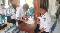 ASN DLH Bombana secara bergantian menandatangani Fakta Integritas dihadapan Kadis