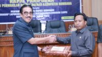 Pj. Bupati Bombana, Edy Suharmanto (Kiri) dan Wakil Ketua DPRD Bombana Ardi (Kanan)