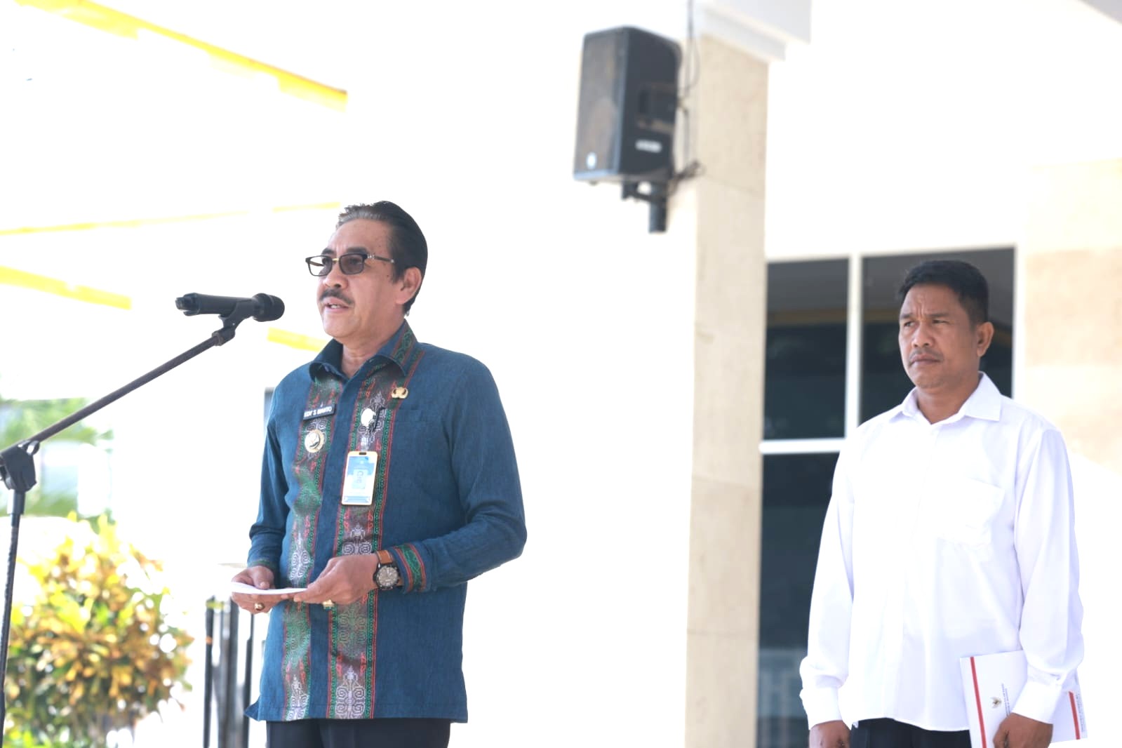 Pj. Bupati Bombana, Drs. Edy Suharmanto, M.Si saat memimpin Apel Akbar