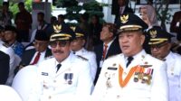 Penjabat (PJ) Bupati Bombana, Drs. Edy Suharmanto, M.Si (Kiri)