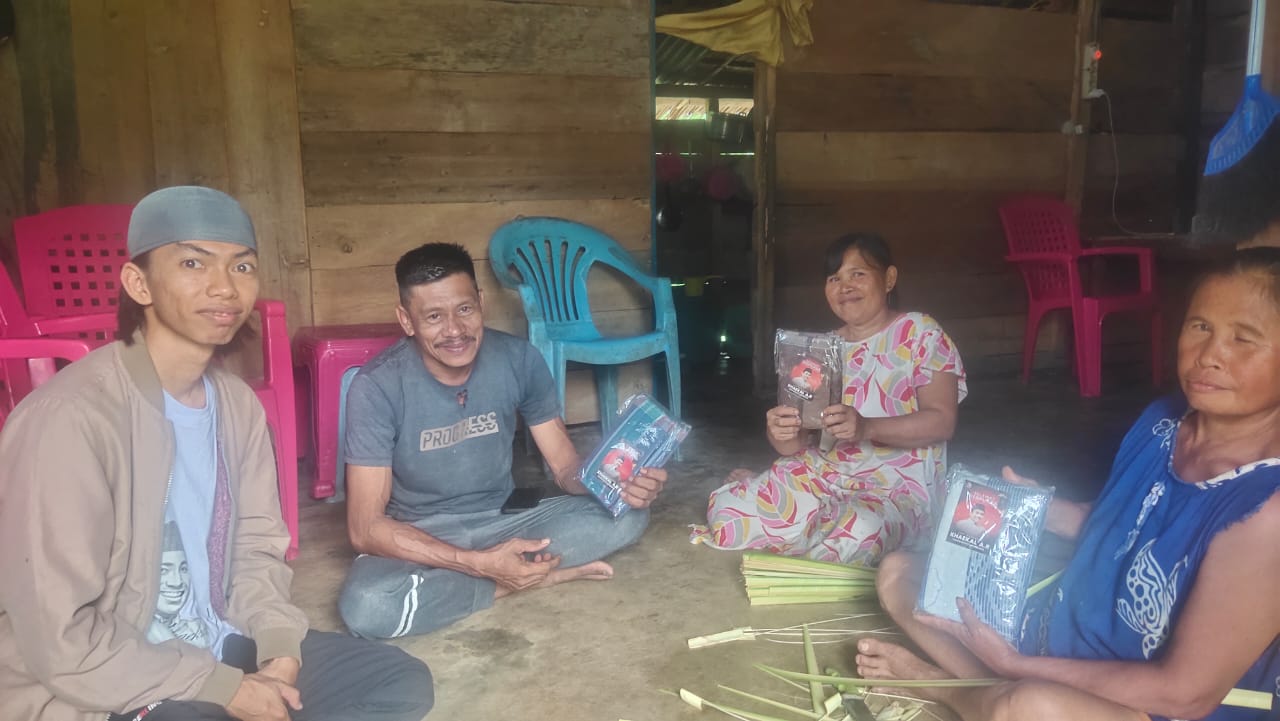 KYI Bombana saat menyalurkan Bantuan Peralatan Ibadah di Wilayah se Kecamatan Rarowatu