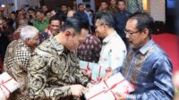 Plt. Asisten 3 Setda Kolut, Bakri, S.Km., M.Kes saat menerima Sertifikat dari Menteri ATR/BPN Agus Harimurti Yudhoyono