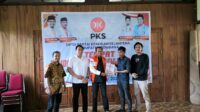 Ketua DPD PKS Bombana, Aflan Zulfadli (tengah) saat menyerahkan berkas pendaftaran