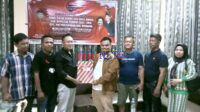 LO Calon Bupati Dokter Marsasmita, Muh. Arham (Tengah) saat mengambil formulir di PDIP