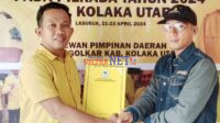 LO H. Jumarding, Asran Durahi (Kanan) saat mengambil formulir pendaftaran di Partai Golkar Kolut