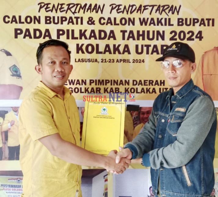 LO H. Jumarding, Asran Durahi (Kanan) saat mengambil formulir pendaftaran di Partai Golkar Kolut