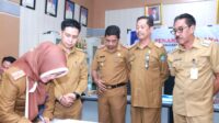 Kepala Dinas Pariwisata Kepemudaan dan Olahraga Kabupaten Bombana, Anisa Sri Prihatin, S.Sos., M.Si (Kiri) saat menandatangani PK