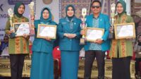 Foto Bersama Penerima Piala dan Piagam Lomba TP-PKK Tingkat Provinsi