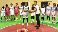 Kabid Kepemudaan dan Olahraga, Sainal Danu, SE., MM, saat menyerahkan bantuan
