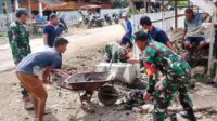 Babinsa Koramil 02/Kabaena dan Masyarakat sedang melaksanakan Karya Bakti Pembersihan Drainase Pasar Toli-Toli