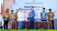 Pj Bupati Bombana, Drs. Edy Suharmanto, M.Si saat menerima LHP dari BPK-RI