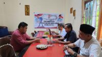 Calon Bupati Bombana, Arsyad, S.Pd, SH., MH (Kiri) saat mengikuti pendalaman Visi Misi di PKS Bombana