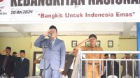 Sekda Kolut, Dr. Taufiq, SP.MM, Saat bertindak sebagai inspektur upacara