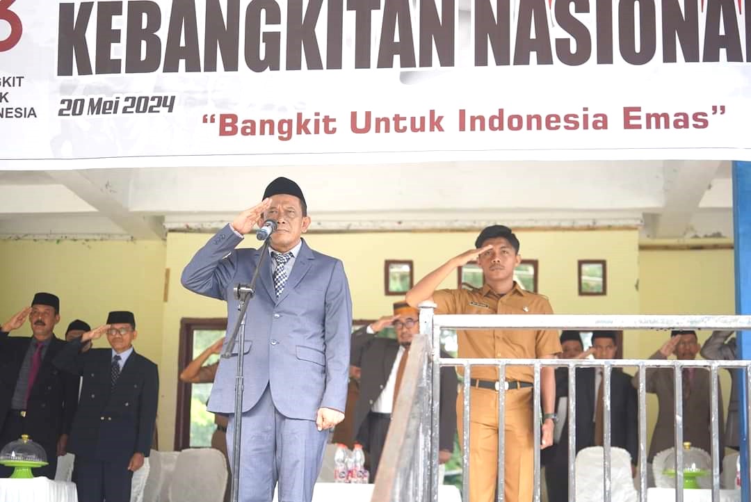Sekda Kolut, Dr. Taufiq, SP.MM, Saat bertindak sebagai inspektur upacara