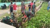 Personel Koramil 02/Kabaena bersama Masyarakat Kerja Bakti Bersihkan Selokan Guna Cegah Banjir