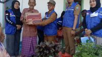 Kepala Dinas Sosial Kabupaten Bombana, Mappatang, S.Pi saat menyerahkan bantuan
