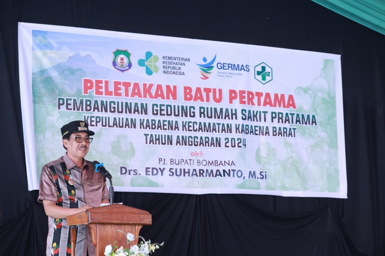 Pj. Bupati Bombana, Drs. Edy Suharmanto, M.Si. saat peletakan batu pertama Rumah Sakit di Kabaena