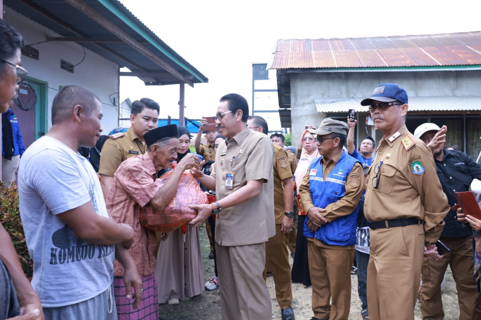 Pj. Bupati Edy Suharmanto saat memberkan bantuan kepada warga korban musibah kebakaran