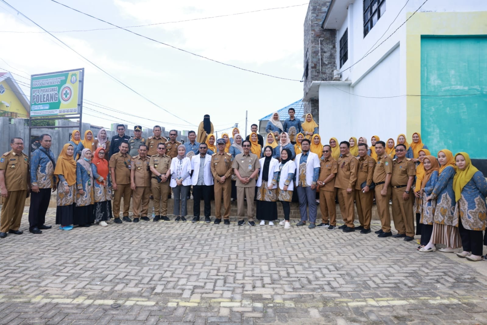 Pj. Bupati Edy Suharmanto foto bersama tenaga kesehatan