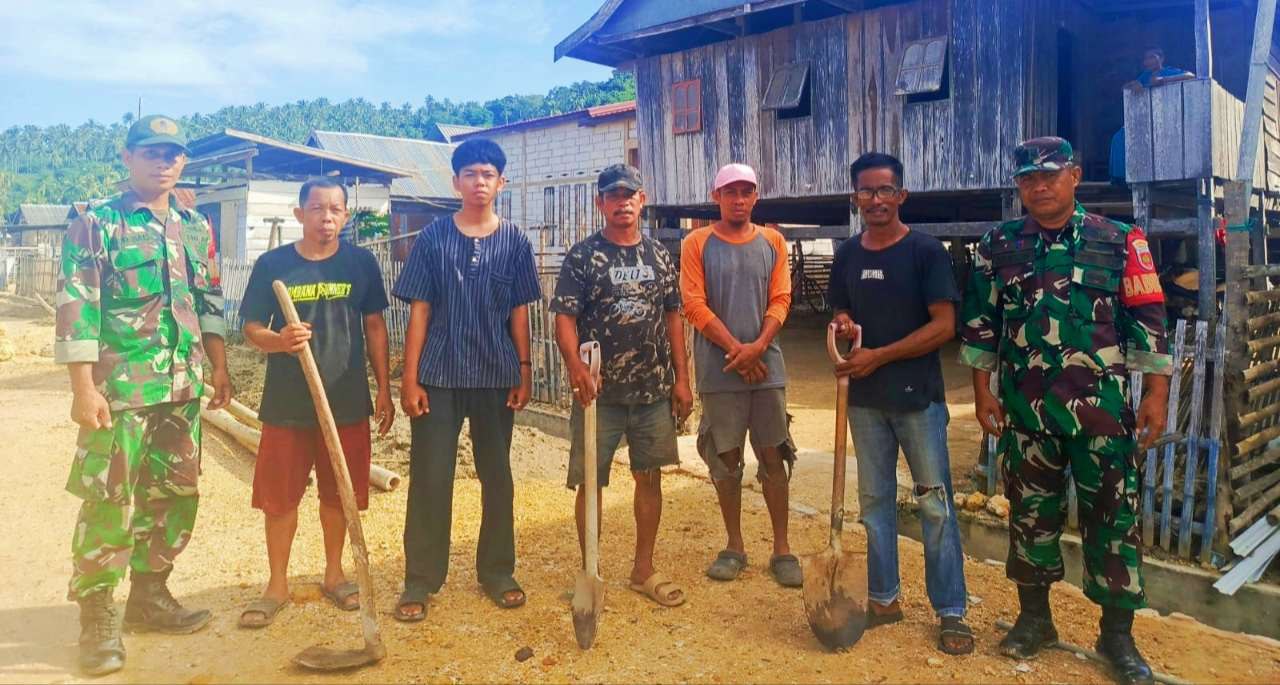 Bersama Masyarakat Desa Batu Putih, Babinsa Koramil 03/Poleang Laksanakan Kerja Bakti Pembersihan Parit
