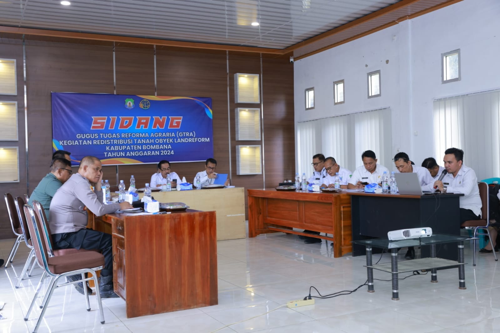 Pj. Bupati Kabupaten Bombana, Drs. Edy Suharmanto, M.Si, saat memimpin sidang Gugus Tugas Reforma Agraria (GTRA)