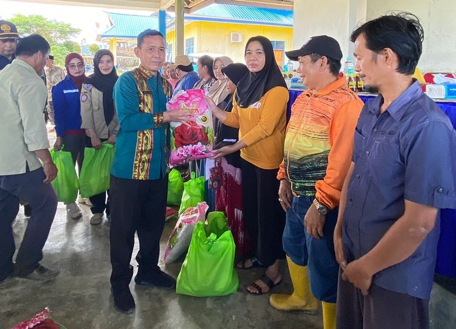 Staf Ahli Bidang Kemasyarakatan dan SDM, Muslihin, SP saat menyerahkan Bantuan