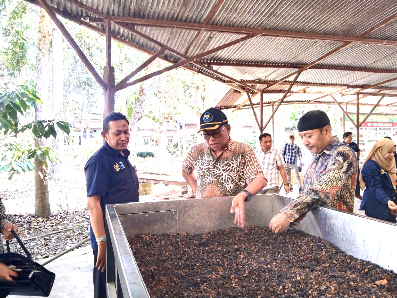 PJ Bupati Kolut, Sukanto Toding (tengah) saat berkunjung ke PuslitKoka Jember