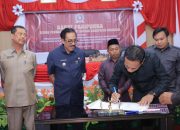 Pj. Bupati Bombana Edy Suharmanto saat menghadiri paripurna DPRD Bombana