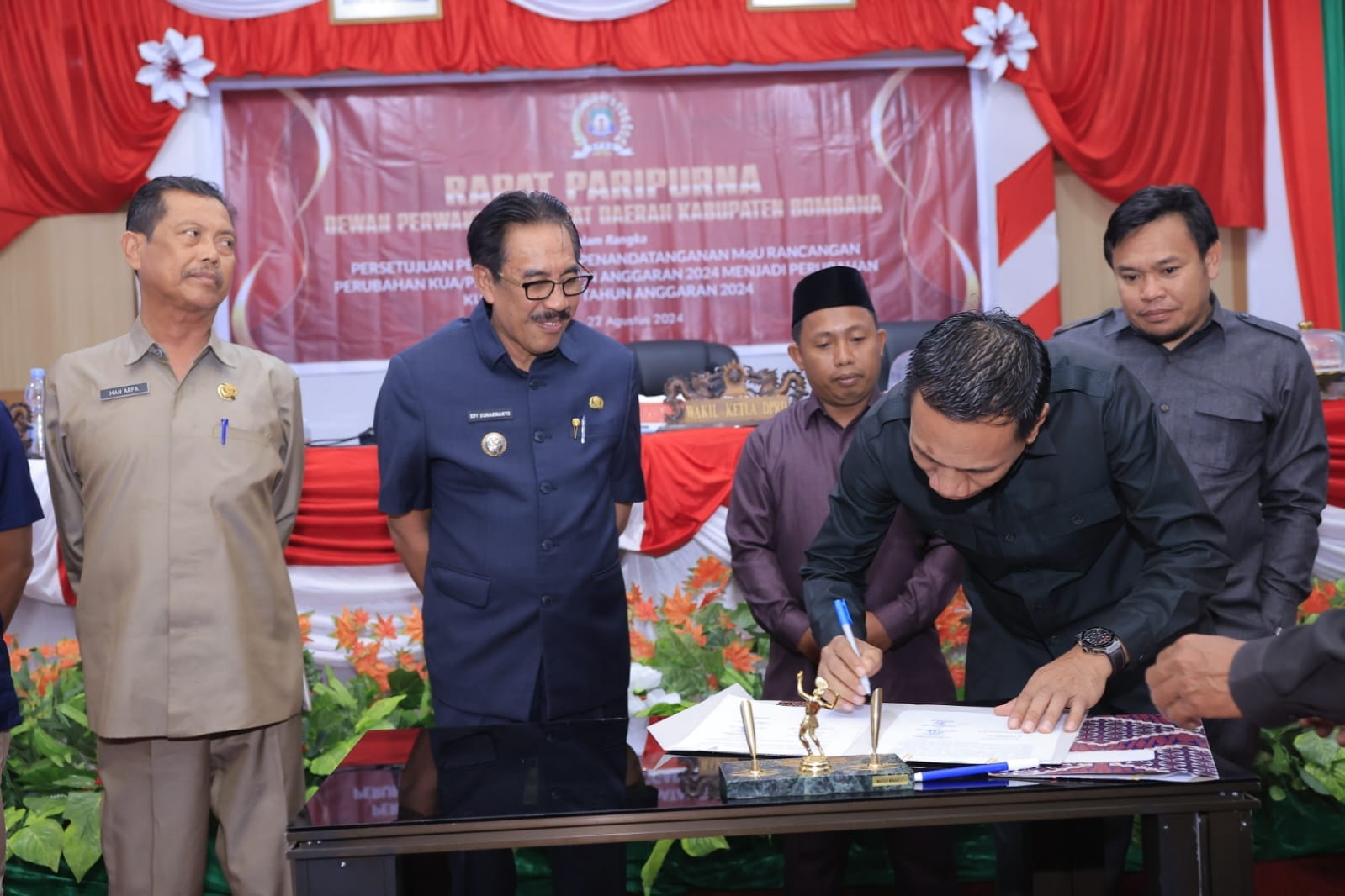 Pj. Bupati Bombana Edy Suharmanto saat menghadiri paripurna DPRD Bombana