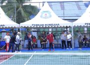 Penjabat (Pj.) Bupati Bombana, Drs. Edy Suharmanto, M.Si, saat meresmikan renovasi Lapangan Tenis Rujab