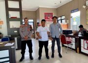 Direktur LKPD, Muh. Arham (Tengah) saat melapor di Polres Bombana