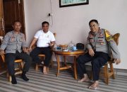 Kasat Binmas Polres Bombana, Iptu Ishak Musrif saat berkunjung ke kediaman Direktur LKPD, Muh. Arham