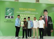 Pasangan RahmatNya Muna saat menerima Dokumen Model B Persetujuan Parpol KWK dari PKB