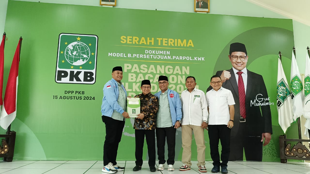 Pasangan RahmatNya Muna saat menerima Dokumen Model B Persetujuan Parpol KWK dari PKB