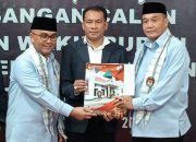 Pasangan RahmaTnya Muna saat mendaftar di KPU Muna