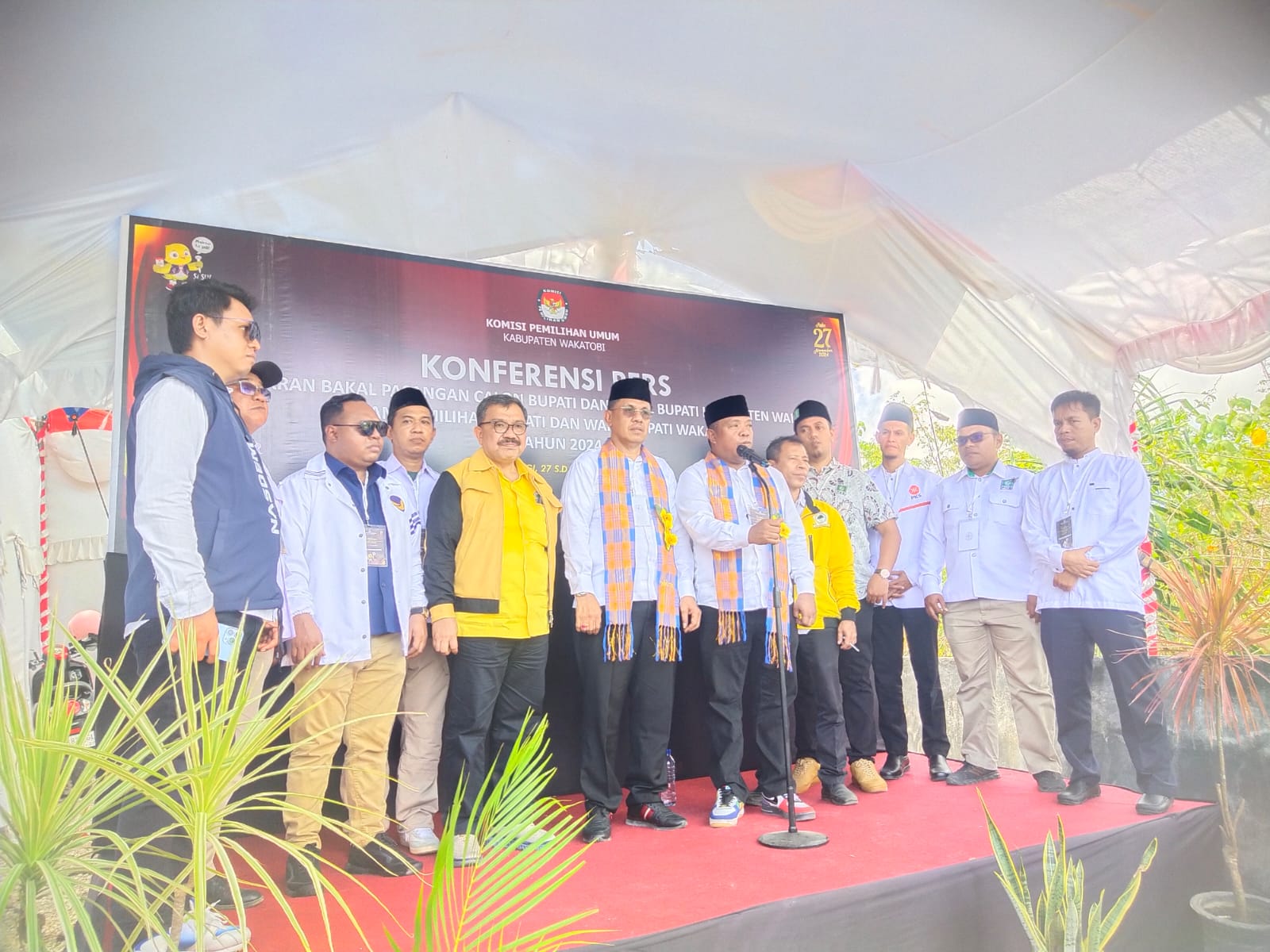 Pasangan HARUM saat mendaftar di KPU Wakatobi