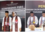 Kedua Pasangan Calon Bupati Wakatobi saat mendaftar di KPU
