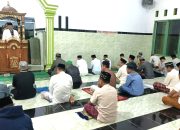 Para Jamaah masjid saat mendengarkan Kultum Subuh