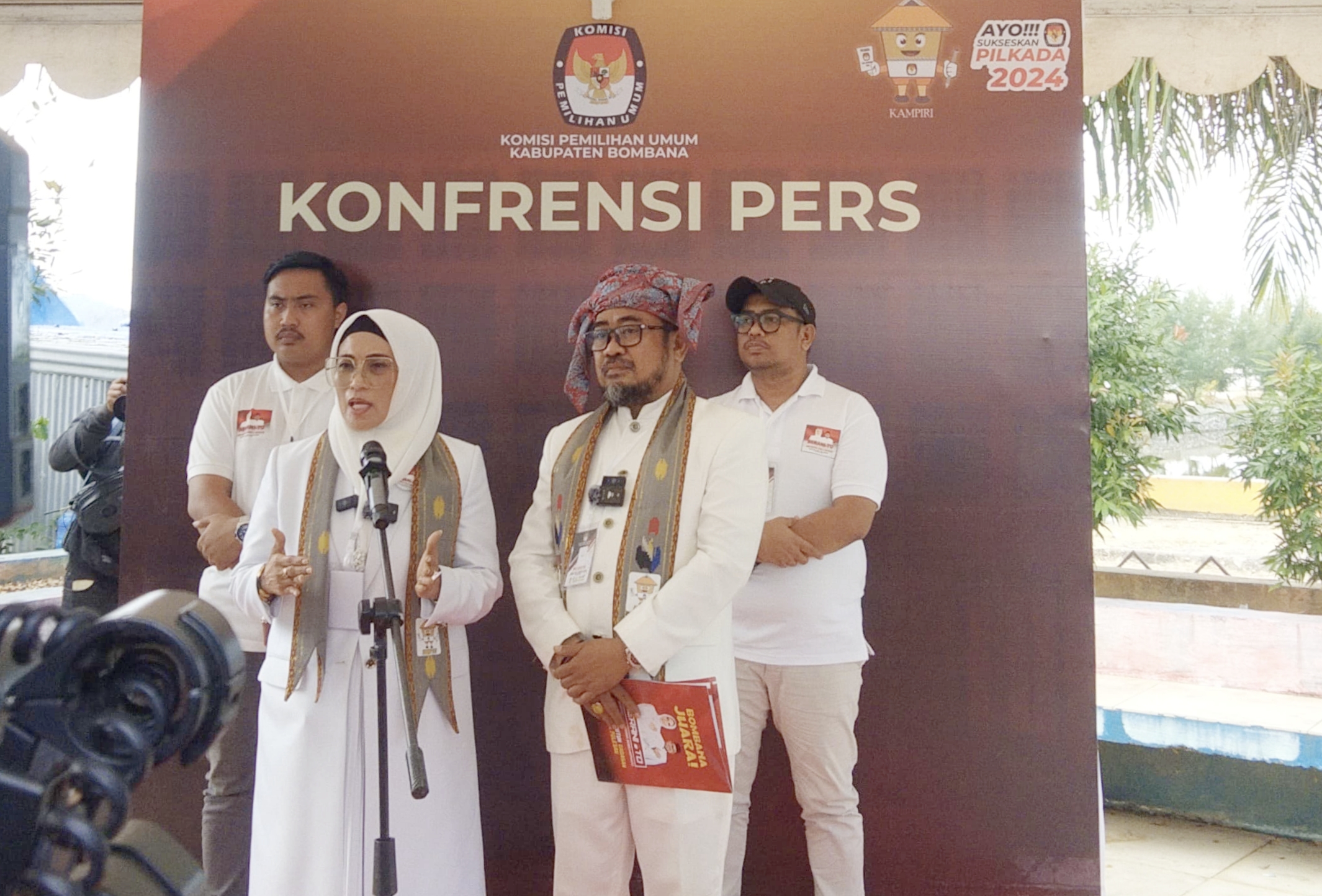 Pasangan Berani To saat mendaftar di KPU Bombana