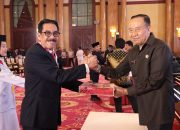 Pj. Bupati Bombana saat menerima duplikat Bendera Pusaka