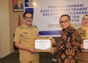 Pj. Bupati Bombana, Edy Suharmanto saat menerima penghargaan