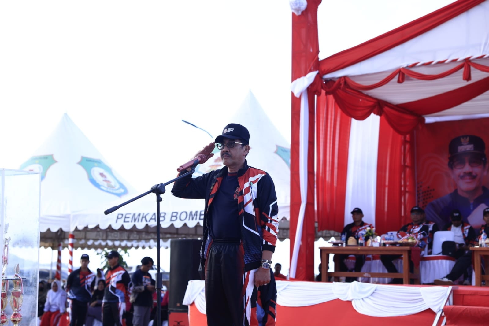 Pj. Bupati Edy Suharmanto saat membuka Porseni